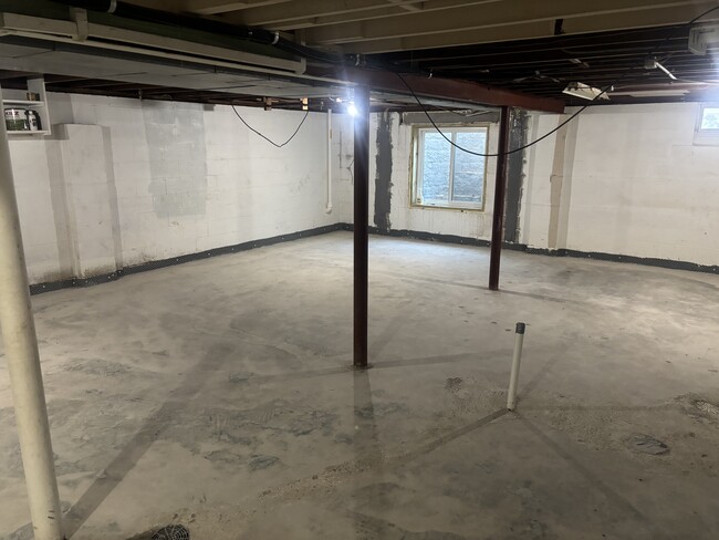 Building Photo - 1867 Clay Dr