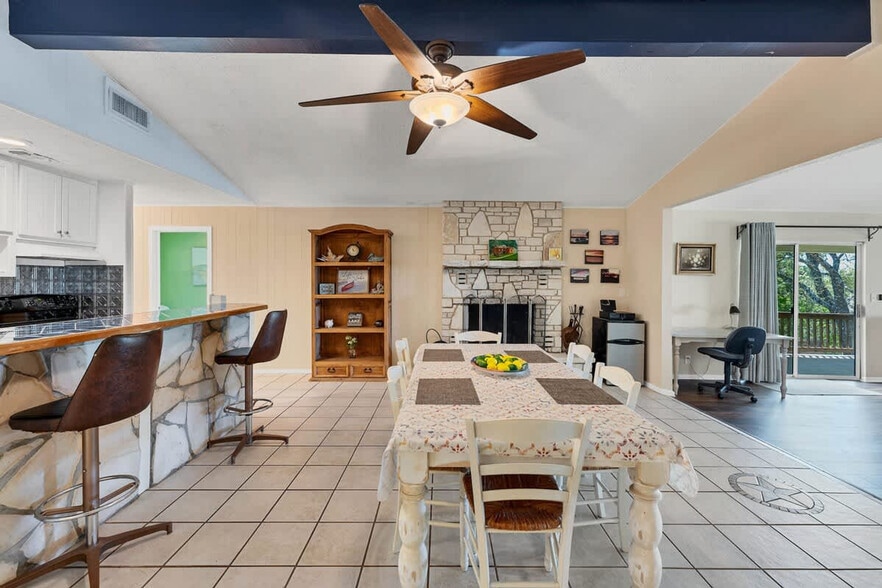 Building Photo - 2388 Lakeshore Dr