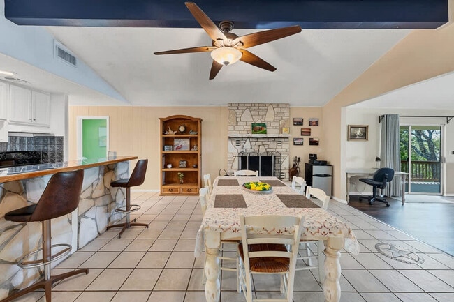 Building Photo - 2388 Lakeshore Dr