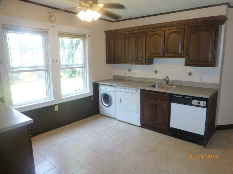 eat-in kitchen w/ washer, dryer, disposal & dish washer - 43 Goethe St