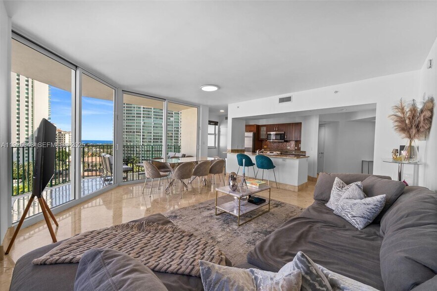 Building Photo - 19900 E Country Club Dr