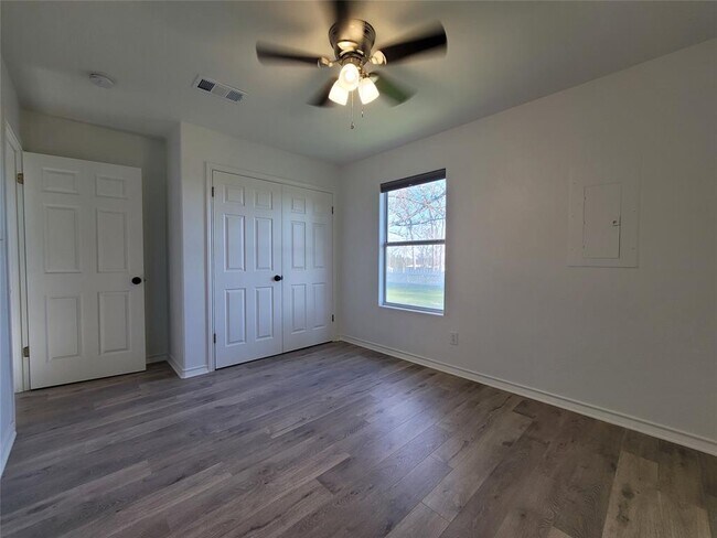 Building Photo - 208 Newcastle Dr