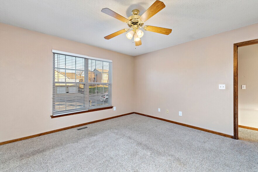 Building Photo - 937 Goldfinch Ln