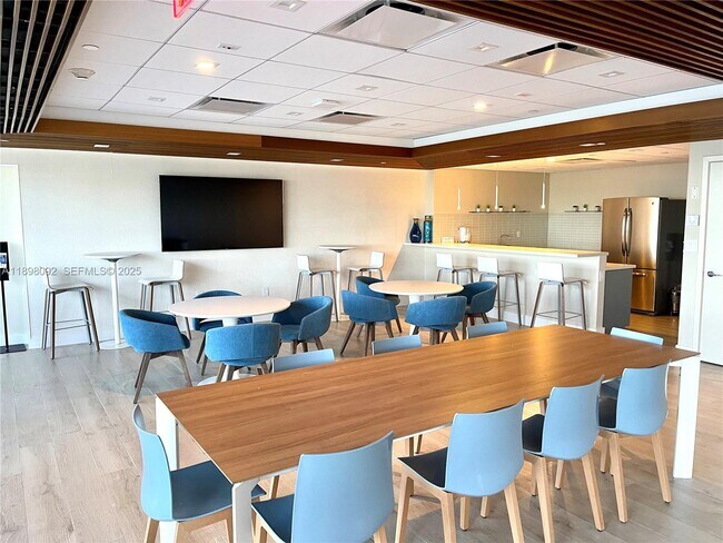 Building Photo - 1800 Sunset Harbour Dr