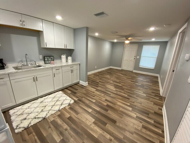 Building Photo - 1/1 Condo Within Walking Distance to Brandon Mall