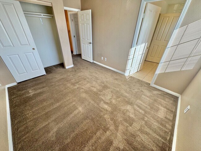 Building Photo - Charming home in a desirable Henderson neighborhood
