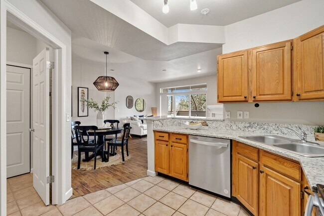 Building Photo - Students Welcome! 3 Bed, 2 Bath Condo in Rockbridge, SE Fort Collins