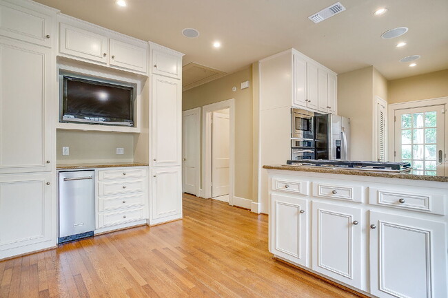 Building Photo - Darling English Tudor style home in the heart of the University District near TCU!