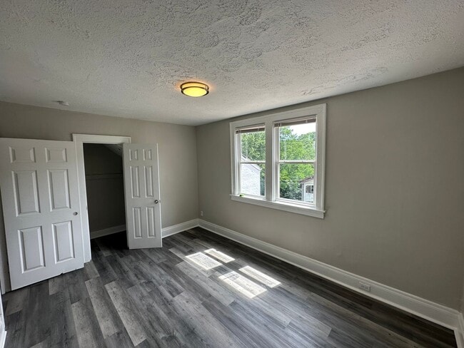 Building Photo - 722 Delhi Ave