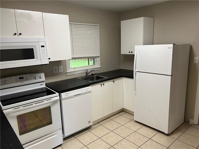 Building Photo - 3231 Pinehill Dr