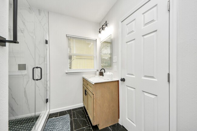 Building Photo - 2811 Winbern St