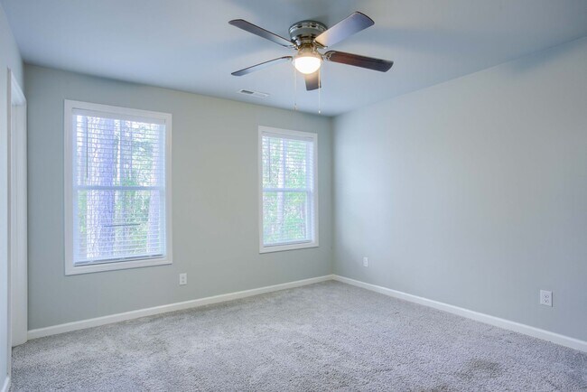 Building Photo - Charming 2-Bed, 2.5-Bath Townhome