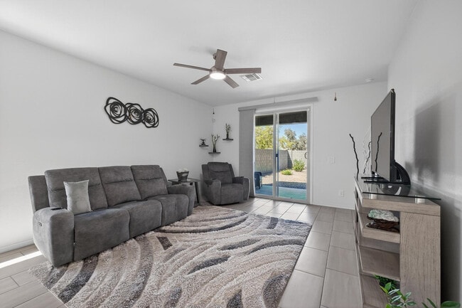 Building Photo - 36354 W San Clemente Ave