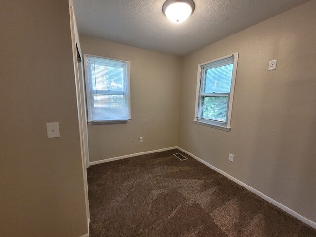Building Photo - 2 bedroom, 1.5 bathroom home with detached...