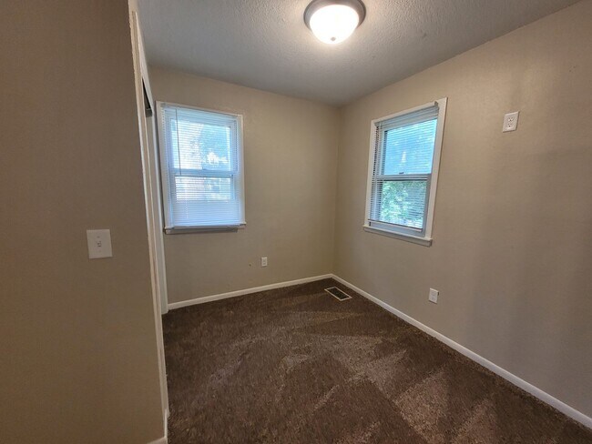 Building Photo - 2 bedroom, 1.5 bathroom home with detached garage!