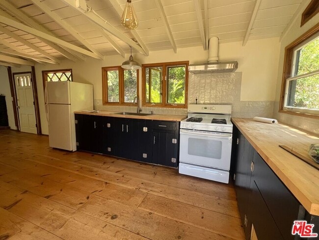 Building Photo - 764 Old Topanga Canyon Rd