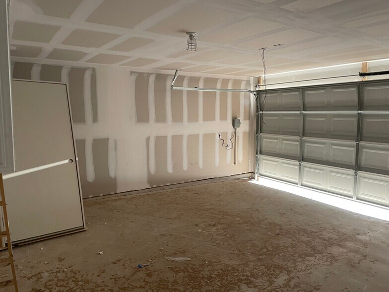 Building Photo - 142 Illusion Lk Ln