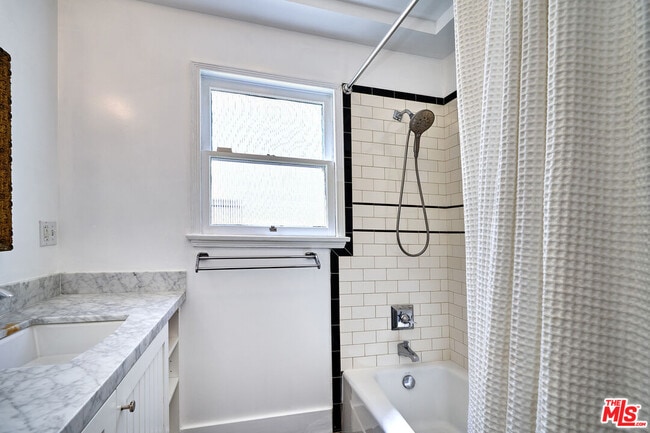 Building Photo - 1430 S Sierra Bonita Ave