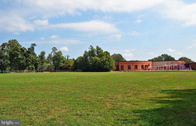 Building Photo - 5944 Searl Terrace
