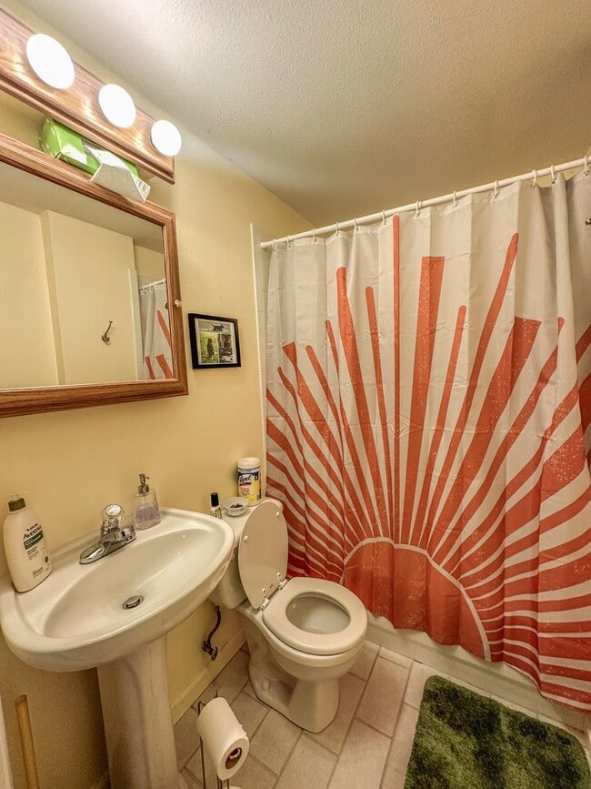 Building Photo - Beautiful & Large 4-Bd 2.5-Ba, in Boulders...