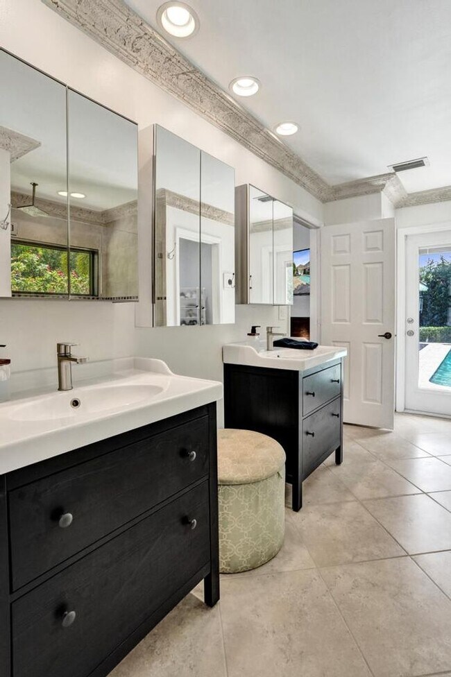 Building Photo - Boca Raton Beautifully Updated 4 Bedroom Pool Home