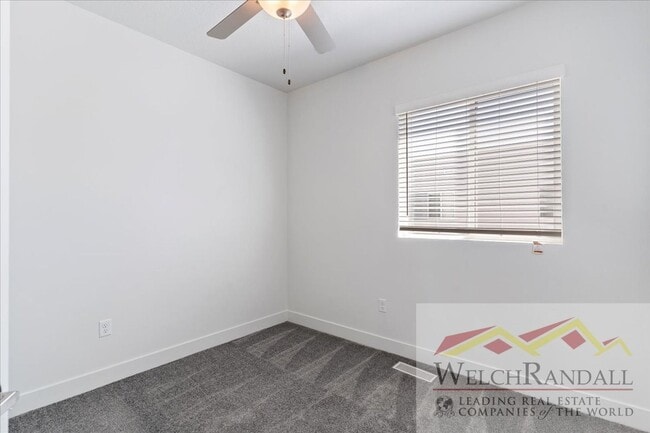 Building Photo - Beautiful 3 Bed 2.5 Bath Townhome in West ...