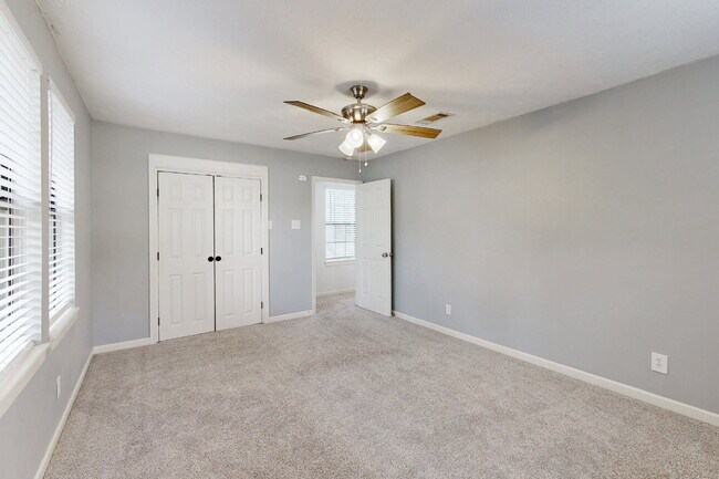 Building Photo - 2304 Staunton Dr