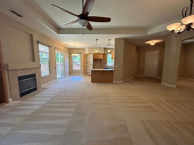 Building Photo - Nice Oakdale home on corner lot