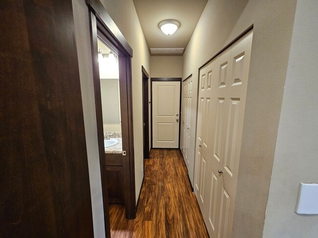 Building Photo - 713 Park Ln