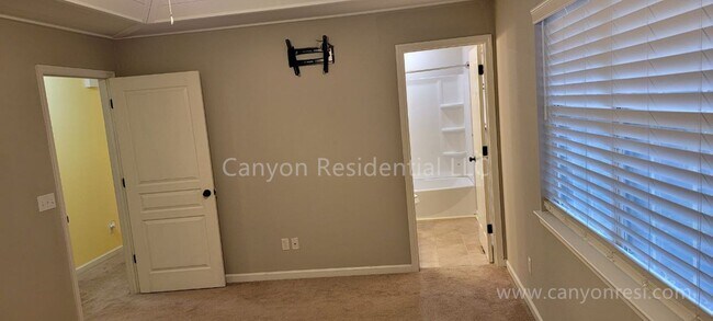 Building Photo - Recently Renovated!!Beautiful 4BR home.