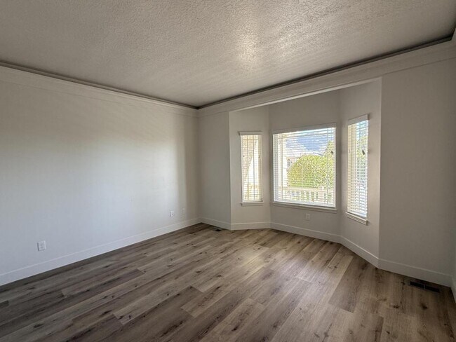 Building Photo - 152 W 4050 N