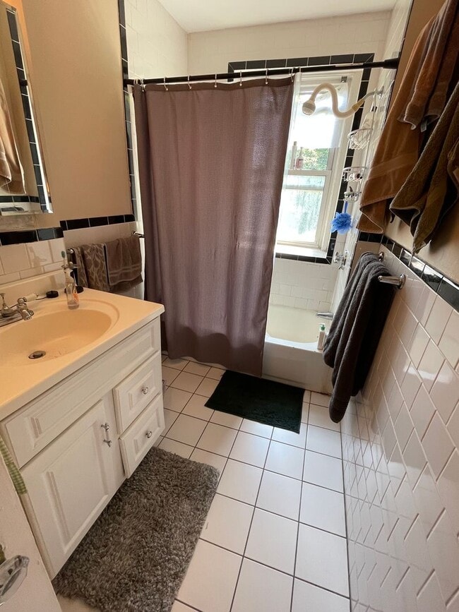 Building Photo - No Brokers Fee, Heat, Hot Water Included, In-Unit Washer and Dryer, Parking Included, Patio