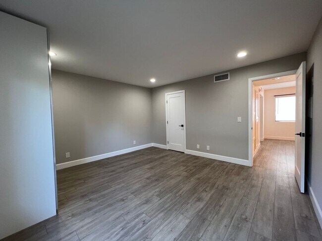 Building Photo - 12938 Valleyheart Dr