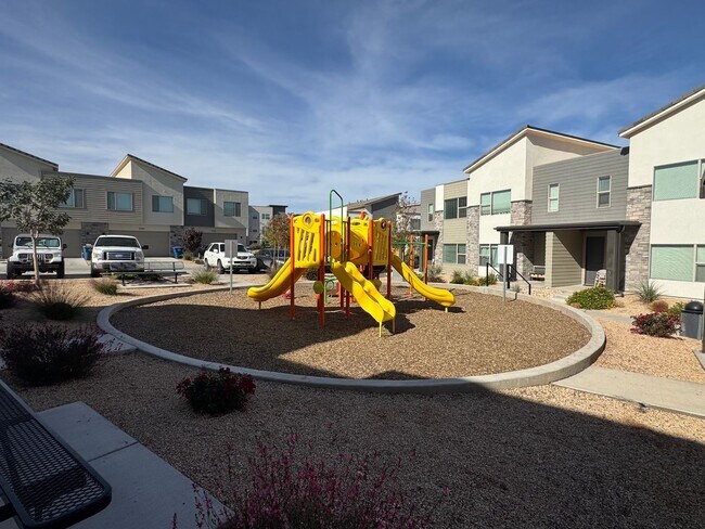 Building Photo - Desert Color Townhome!