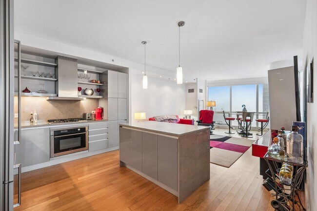 Building Photo - 77 Hudson St