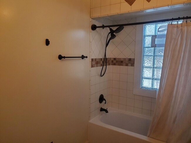 Building Photo - 203/205 N Spring St