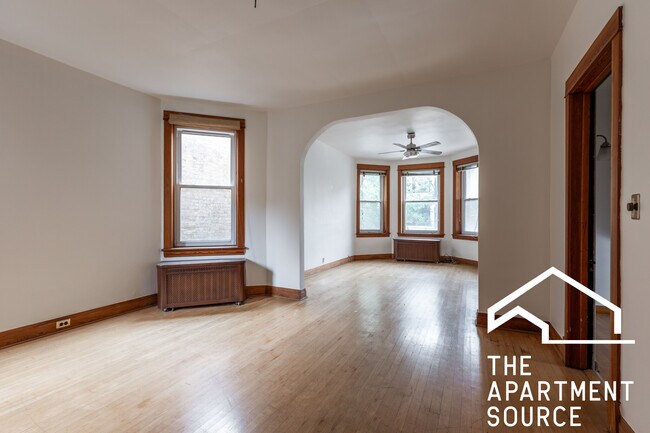 Building Photo - 2042 W Armitage Ave