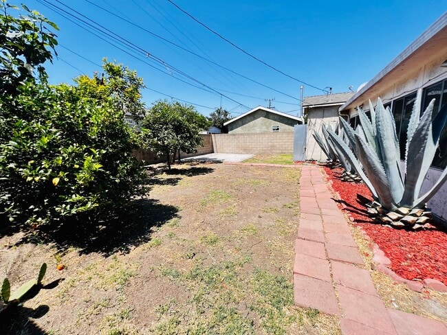 Building Photo - 4 BED HOUSE with Garage, Yard, Pets Consid...