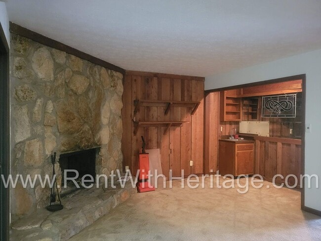 Building Photo - Charming Cabin Style Home on 1.3 Acres / F...