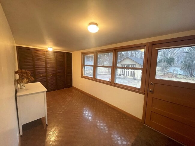 Building Photo - 2 Plus Bedroom in Williams Bay