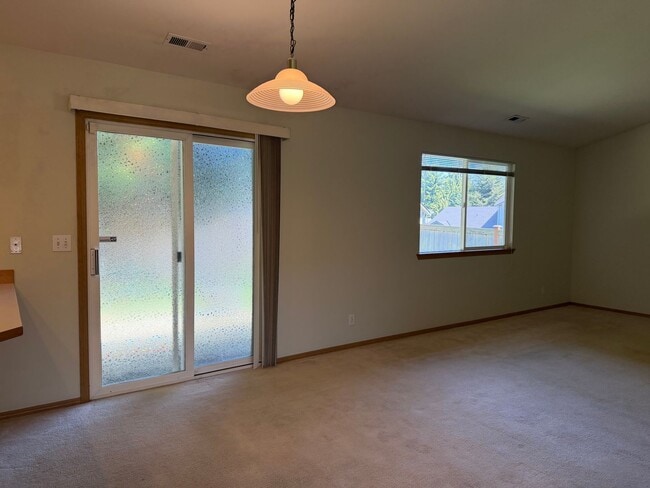 Building Photo - Everett 3 Bedroom Rambler
