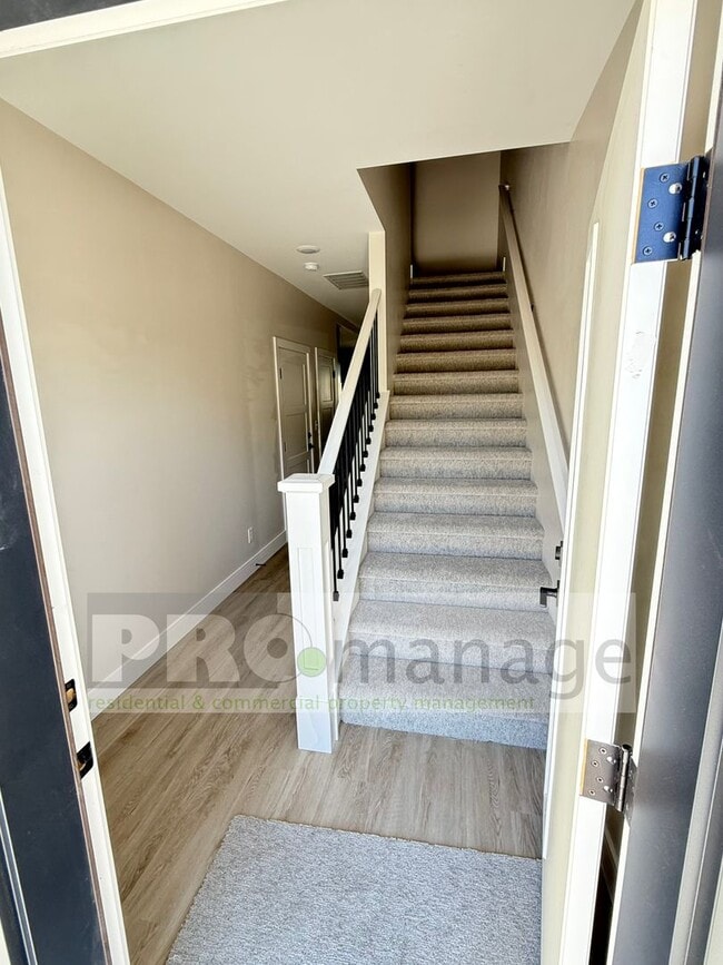 Building Photo - Beautiful 3 Bed / 2.5 Bath Townhome in Car...