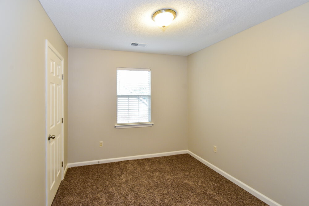 Building Photo - 5885 Southridge Dr