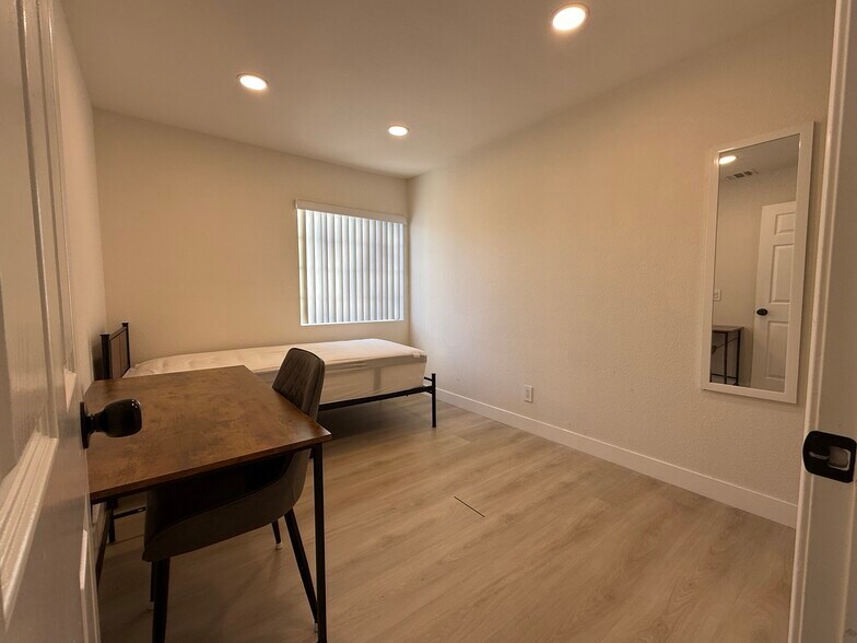 Available bedroom - 4639 Executive Dr