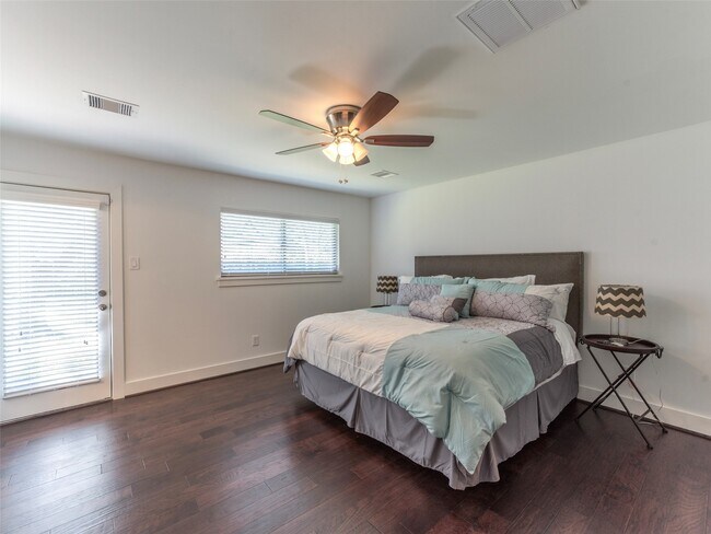 Building Photo - 9806 Cliffwood Dr