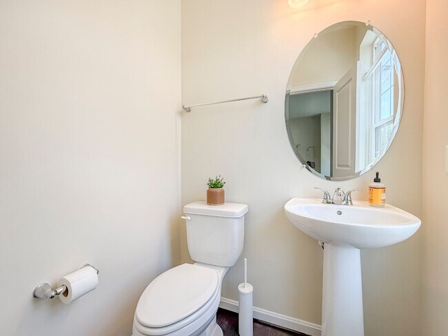 Building Photo - Stunning 4 bedroom townhome with garage