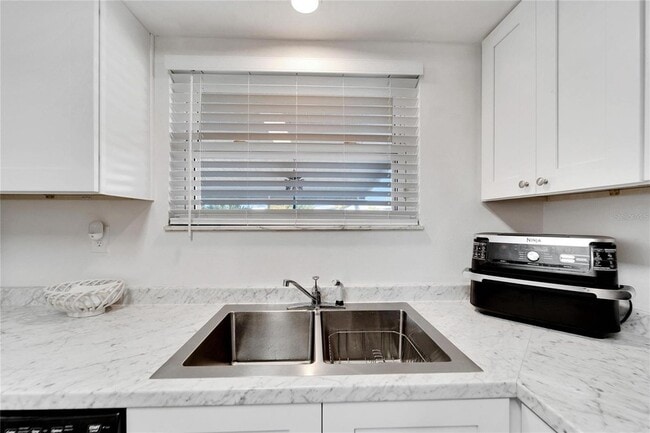 Building Photo - 1216 Hacienda Dr