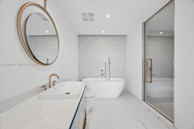 Building Photo - 2678 Tigertail Ave