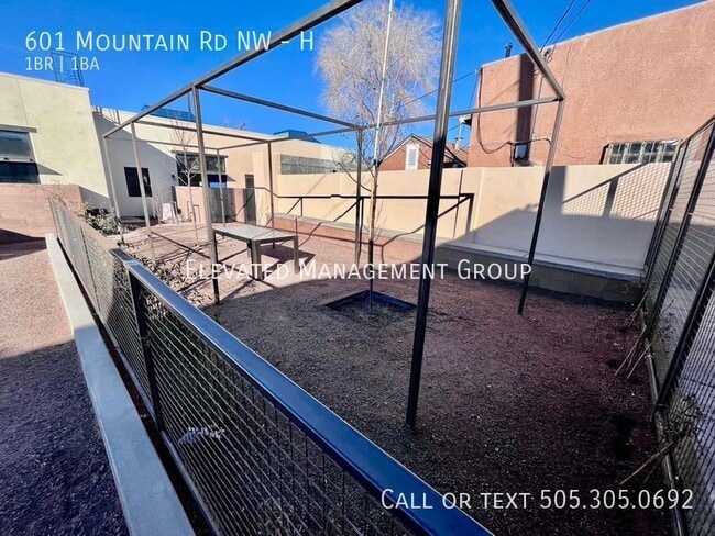 Building Photo - 601 Mountain Rd NW