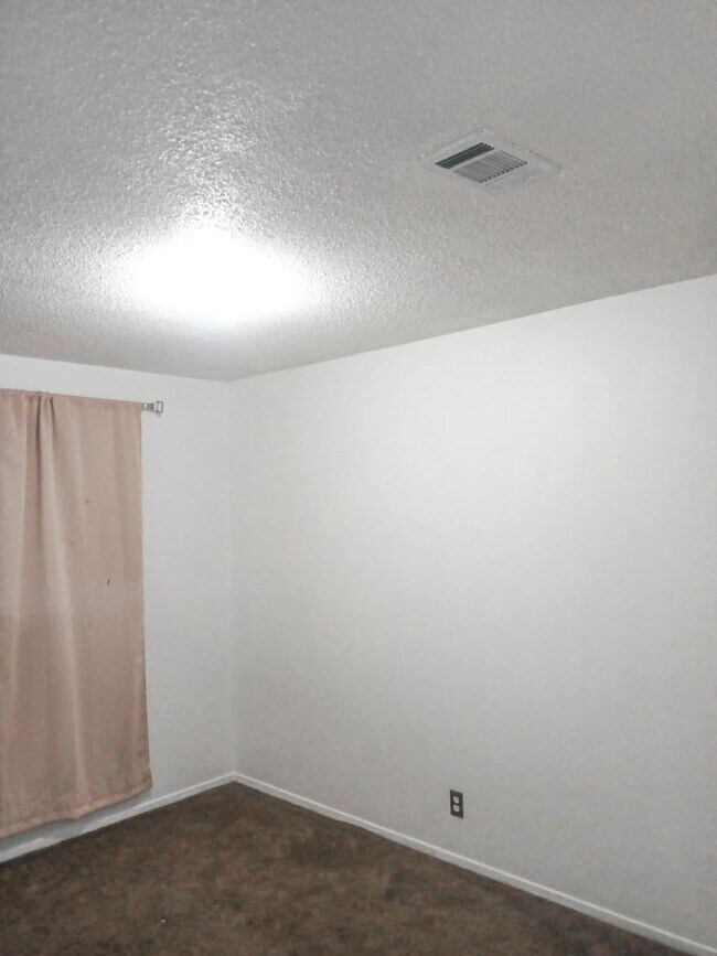 Building Photo - 706 Birch Dr